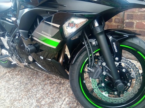 KAWASAKI NINJA 650 2022-2024 KIT DE PROTECCIÓN CONTRA CHOQUES MARCO DESLIZANTES OGGYS PERILLAS ALMOHADILLAS - Imagen 9 de 9