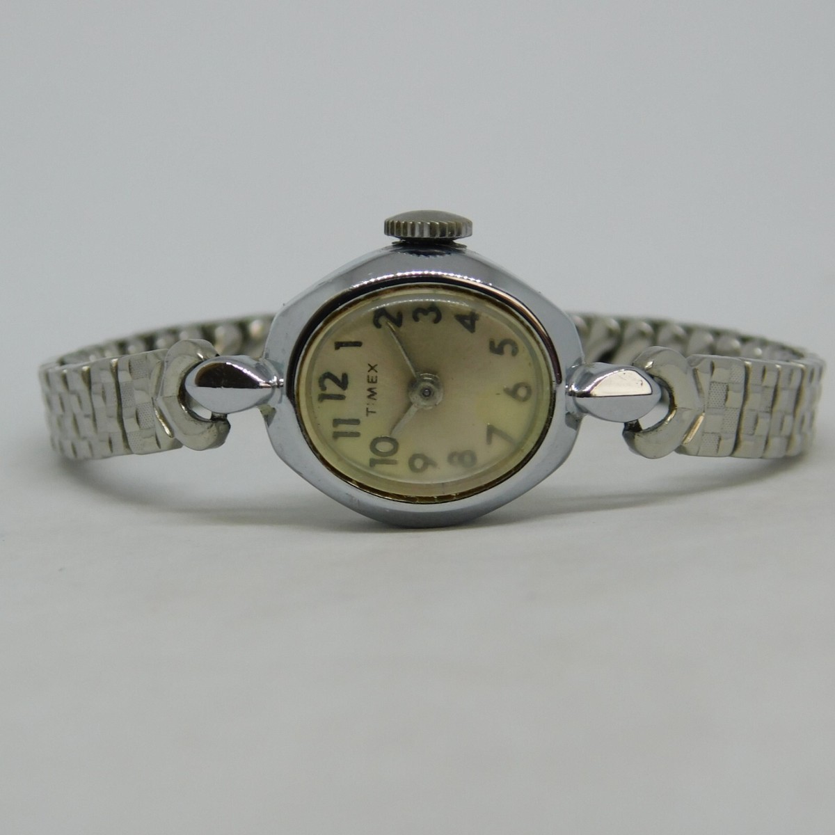 Vintage Timex Silver Tone Stretch Band Wind-up Analog  display picture 3
