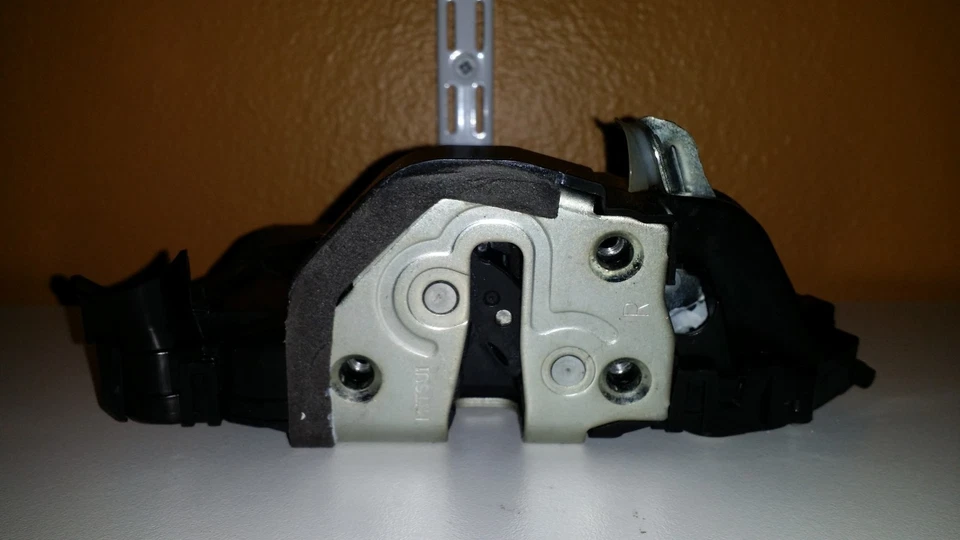 Actuador de cerradura de puerta delantera derecha genuino Toyota Tacoma 05 a 15 GARANTÍA DE POR VIDA Foto 2 de 3