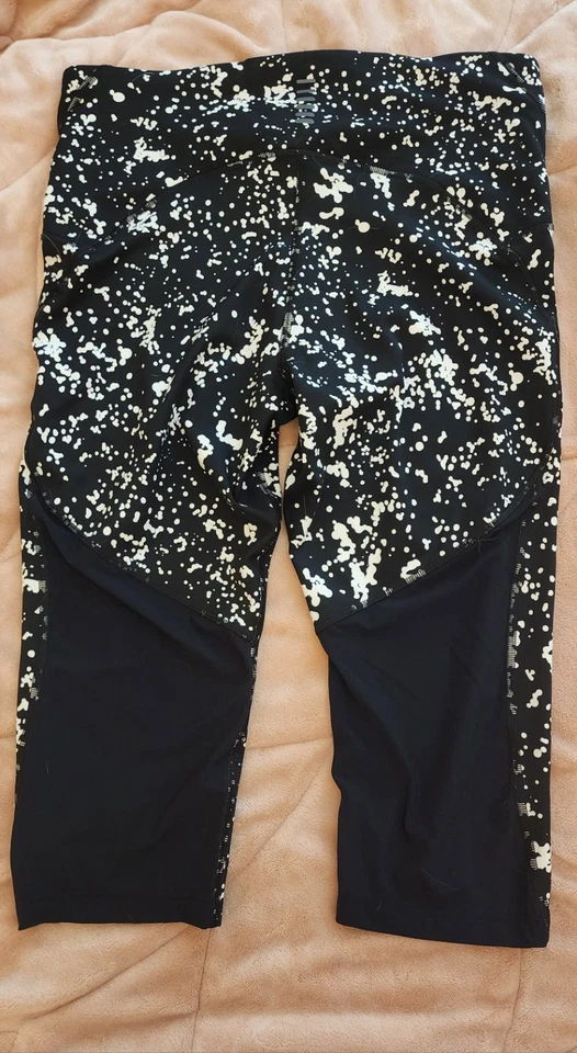 Capri UA Fly Fast MUJER (Pre Loved) -- Talla Grande Lunares Blanco y Negro Foto 2 de 4