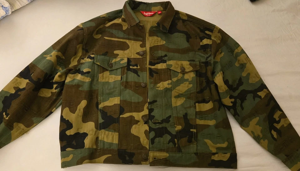 SUPREME JACQUARD LOGOS DENIM TRUCKER JACKET (LARGE) FW25 COAT DOUBLE KNEE DENIM - Image 2 of 4