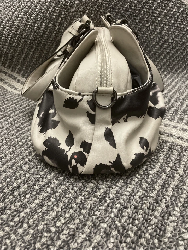 Cartera Simply Vera Wang Marfil Negro Animal Estampado Hoja Cuero Imitación Foto 3 de 4