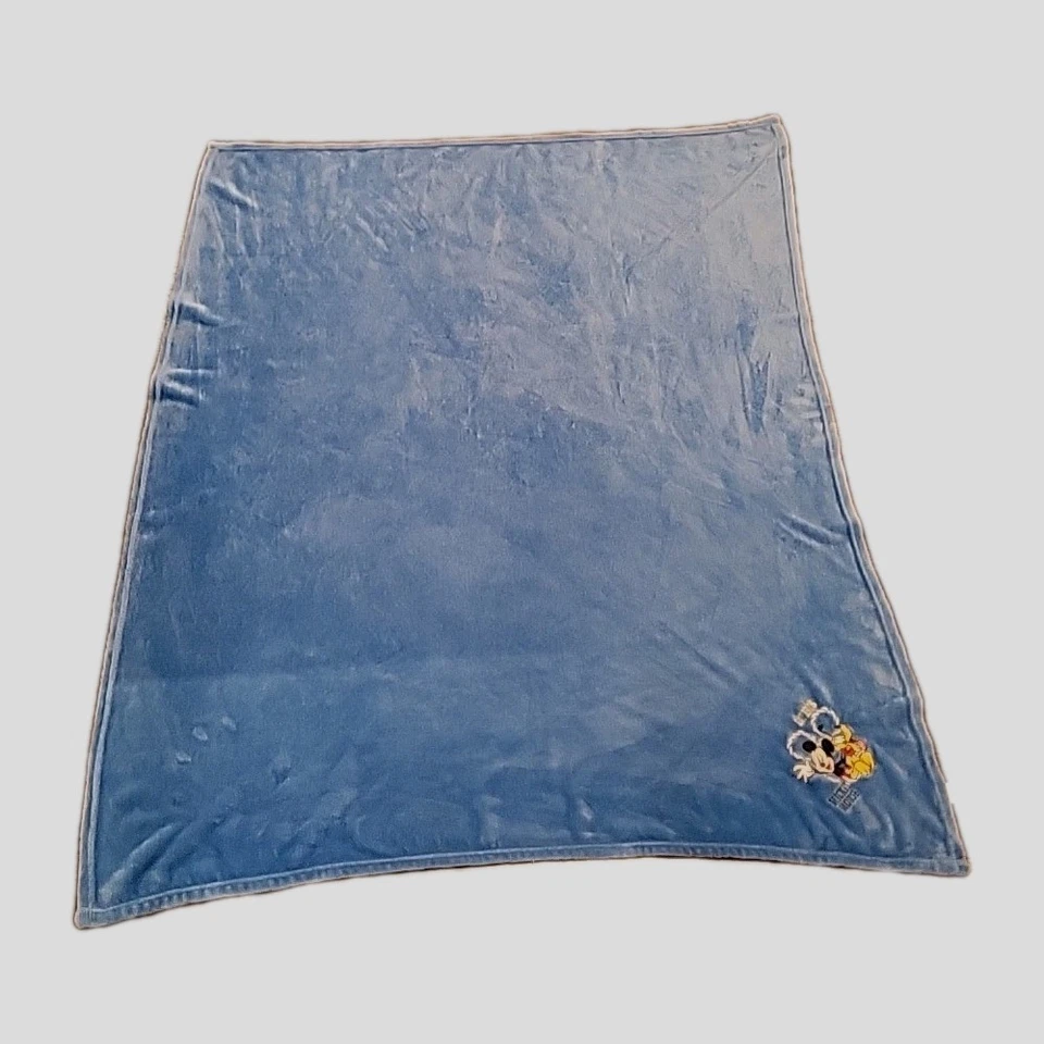 Manta polar bordada Mickey Pluto azul 48x60" Disney Store Foto 3 de 4