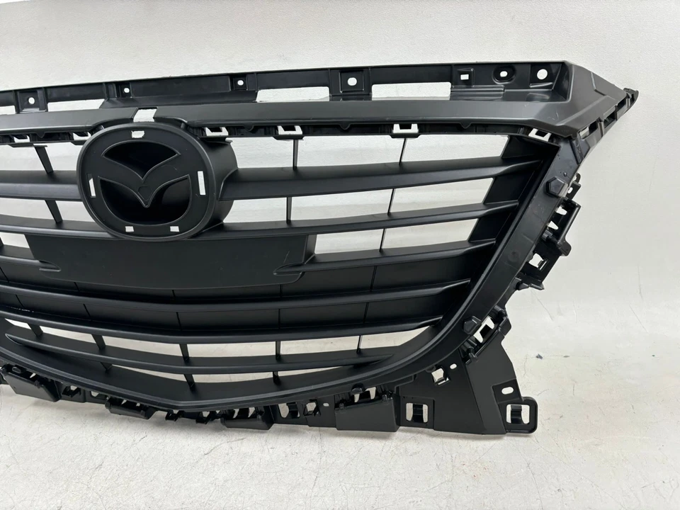 Montaje de rejilla deportiva Mazda 3 2014-2016 OEM PARRILLA CENTRAL DELANTERA SUPERIOR BJS7-50712 Foto 3 de 4