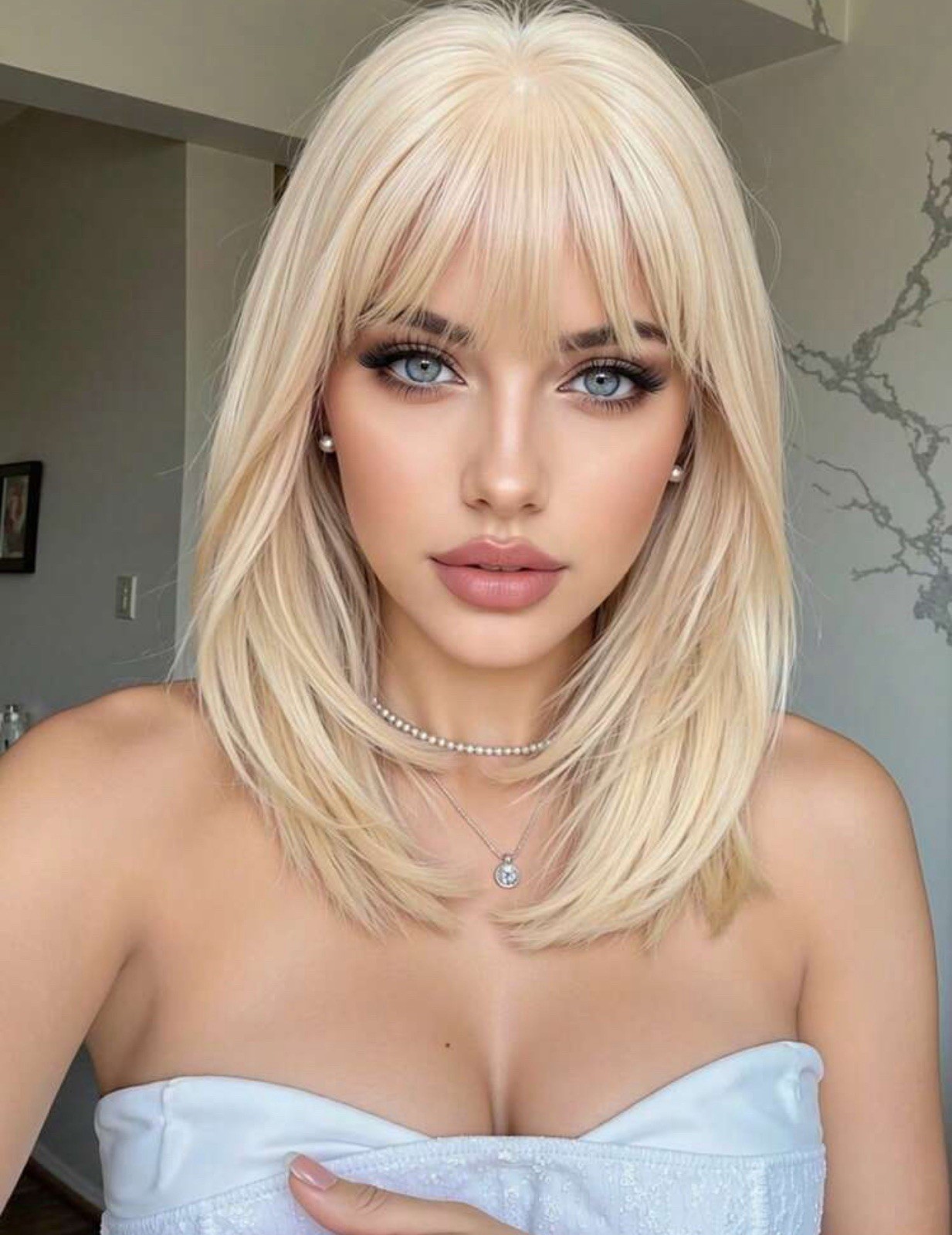 Perruque femme blonde dorée courte 35cm cheveux lisses synthétiques et 4 bonnets