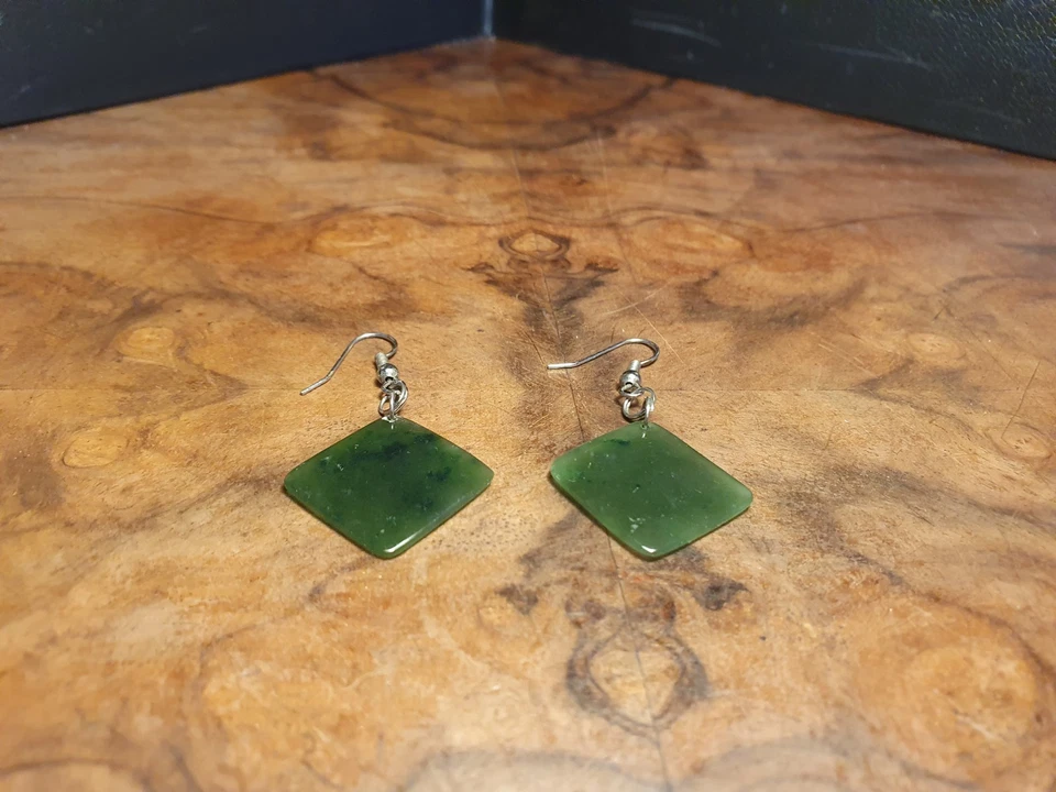 Echte polierte Jade-Ohrringe. 2 cm flache Quadrate. Fantastischer Zustand. - Bild 2 von 4