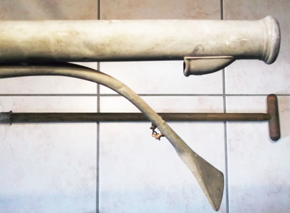 Collections vin ancienne pompe dite à sabot en zinc pour traiter les vignes - Photo 4/4