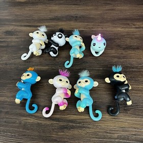 READ Fingerlings  Lot of 8 Monkey, Glitter Panda, Untamed Raptor