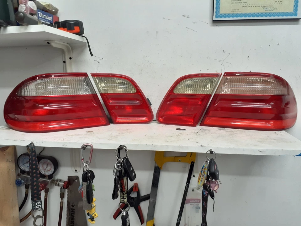 Conjuntos de luces traseras transparentes originales Mercedes-Benz E320/E430 2000-2002 Foto 2 de 4