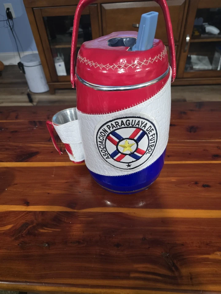 Asociación Paraguaya De Futbol Enfriador de Agua de Cuero con Vaso de Metal Foto 2 de 4