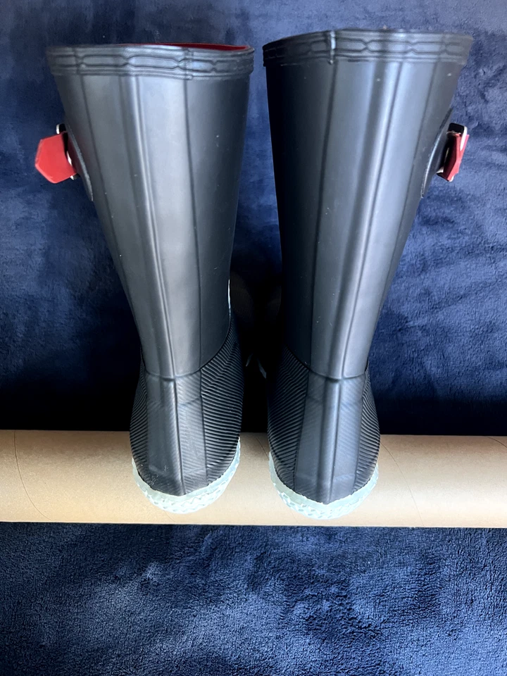 Botas de lluvia cortas Hunter negras y rojas de tacón plano con suela de calendario. Hombre/Mujer Talla 13 EE. UU. Foto 4 de 4