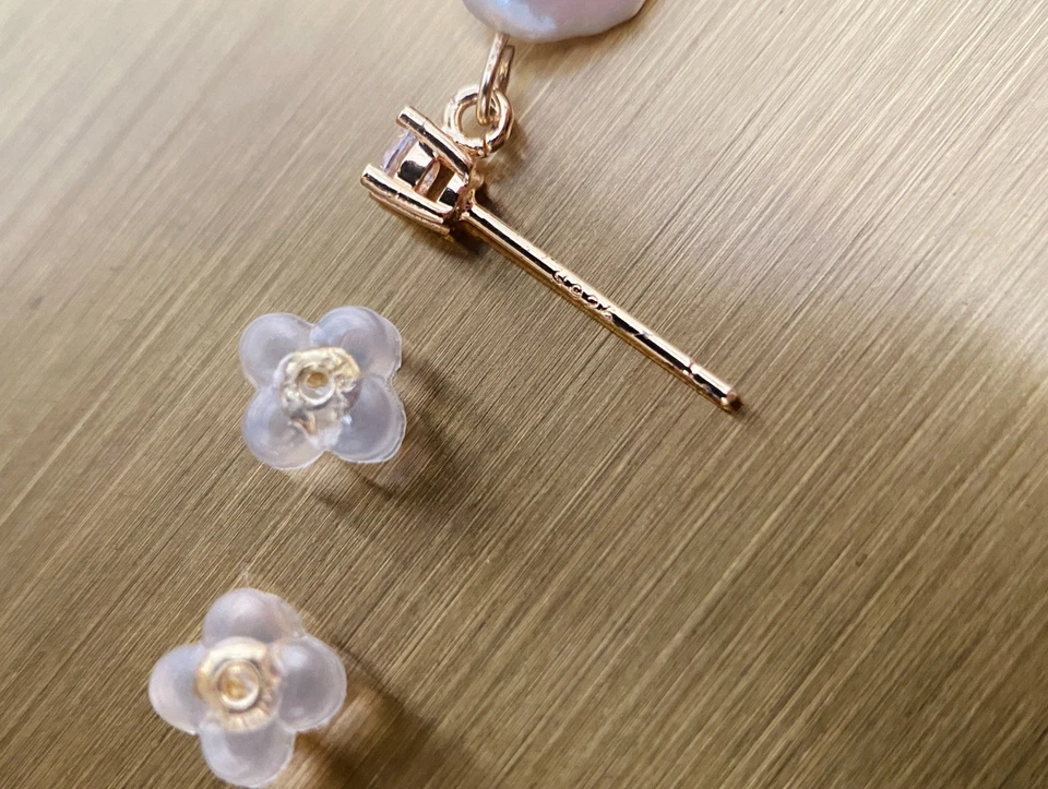 Orecchini con perla barocca in stile minimalista perno argento dorato  - Immagine 3 di 3