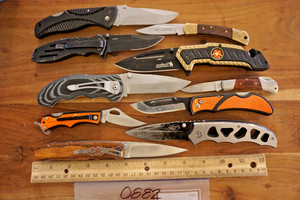 0882   Ten assorted pocket knives