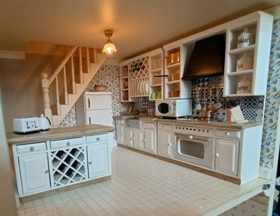 Puppenhaus renoviert moderne Einbauküche und Zubehör inkl. Kühlschrank & m/Welle 