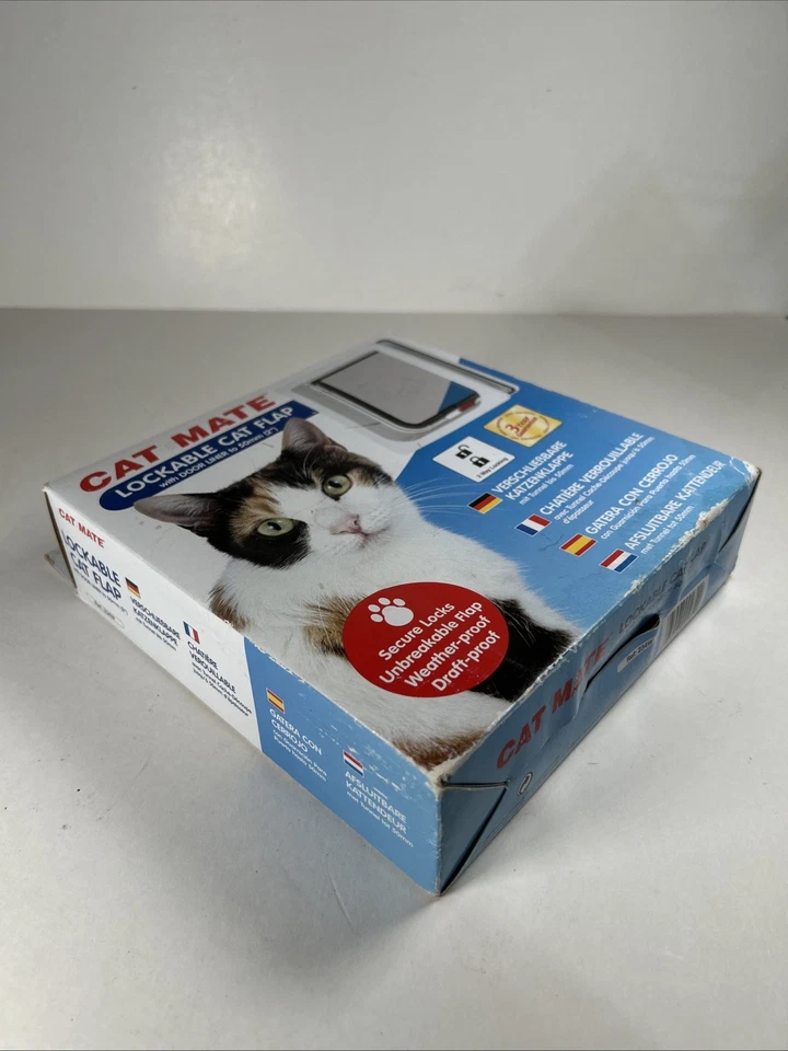 Aleta para gato con cerradura Cat Mate con revestimiento de puerta, blanca 7 5/8 x 7 5/8 #234W Foto 3 de 4