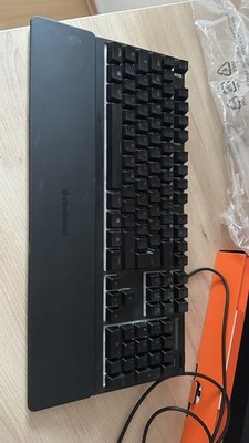 SteelSeries Apex 3 RGB Gaming Tastatur + magnetische Handballenauflage + OVP