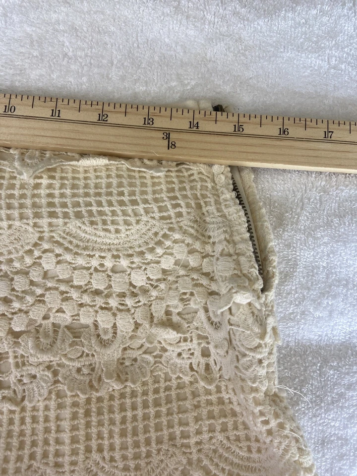 Alfinetes e agulhas shorts femininos júnior forrado de crochê bege bronzeado tamanho 2 com zíper - Imagem 4 de 4