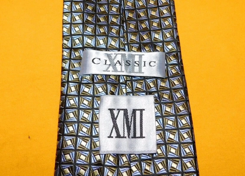 CORBATA CON MOTIVO CUADRADO AZUL CLARO/VERDE/AMARILLO XMI CLASSIC HECHA EN EE. UU. - CORBATAS PARA EL CUELLO. Foto 3 de 3