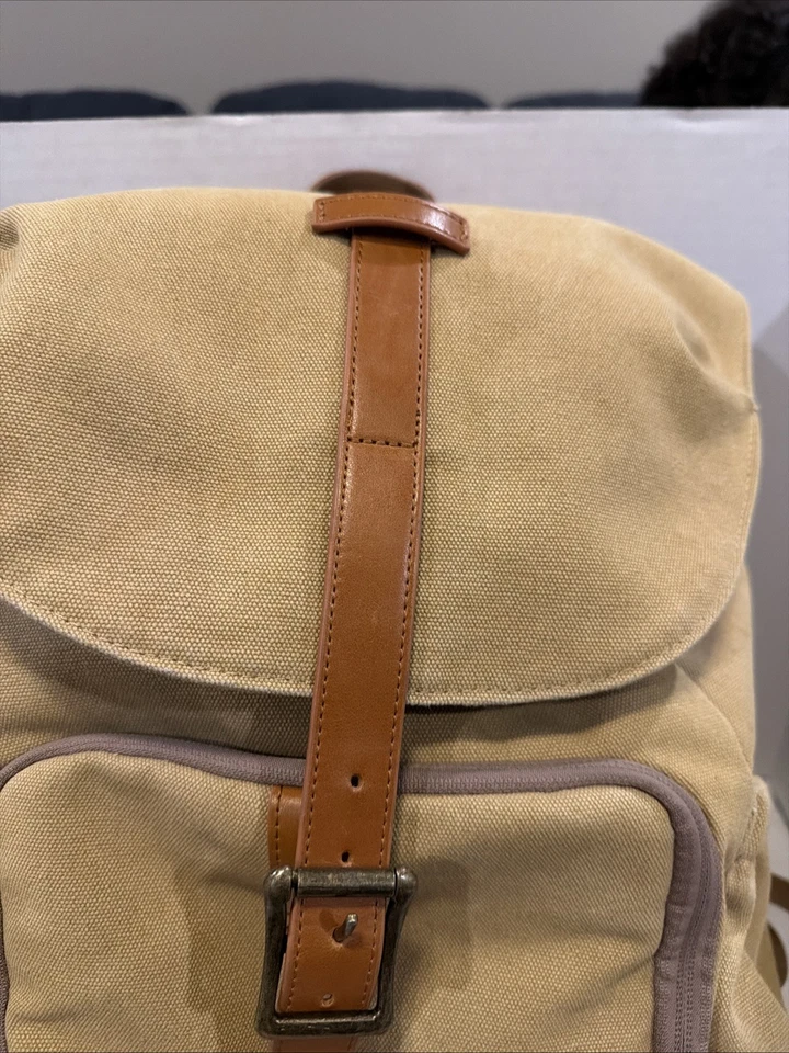 Mochila de Lona Caqui BAGSMART Multiuso Impermeable 18”x14” Hebillas y Cremalleras, Usada en Excelente Condición Foto 3 de 4