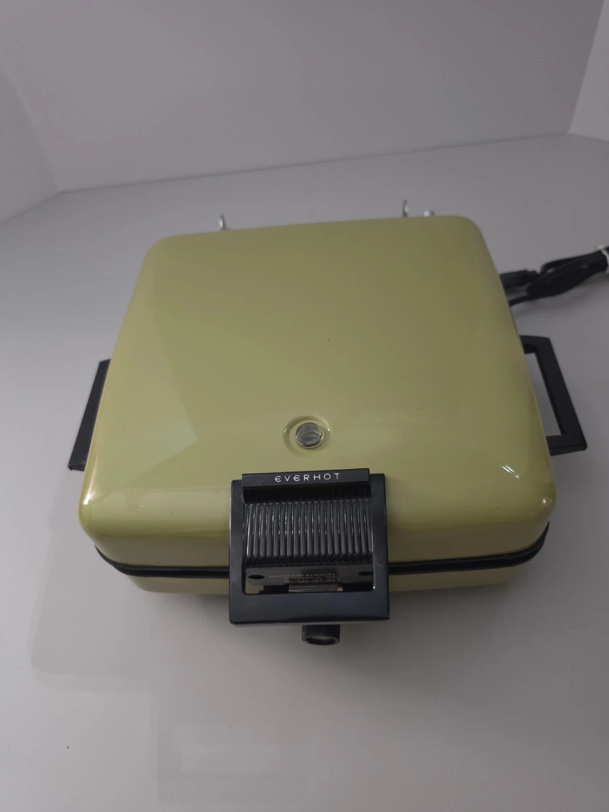 Vintage EVERHOT WAFFLE MAKER by Mcgraw-Edison, Avacado, Fabulous Working Order!
Opens in a new windo