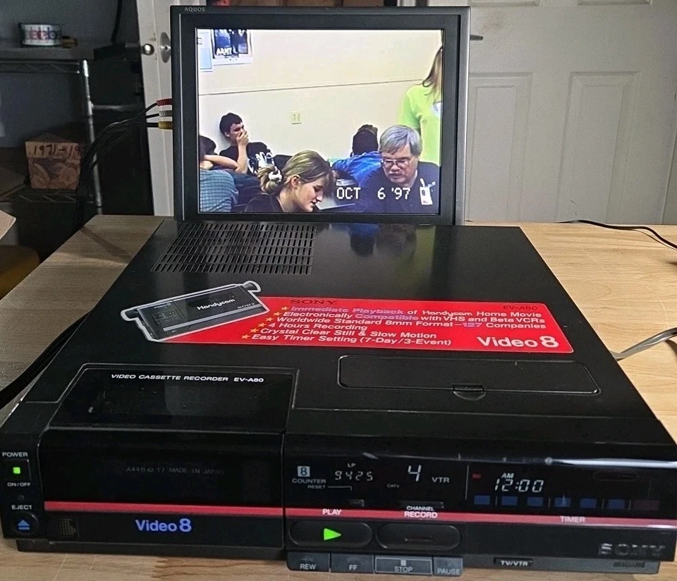 Grabadora de casete Sony Video 8 mm EV-A80 viene con estuche blando y manuales casi nueva Foto 3 de 4
