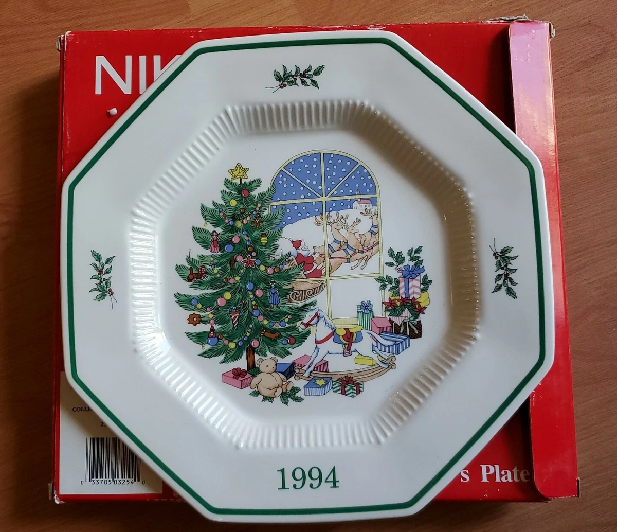 12 Piece Set Of Nikko Christmastime Dishes DINNER PLATES