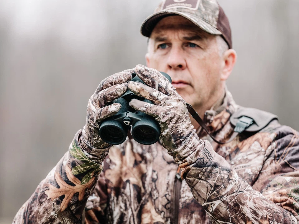 Vanguard Endeavor ED 8x42 Roof B4 Prism Waterproof Binocular, Black 339366 - Image 4 of 4