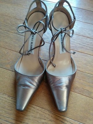 Seltene Manolo Blahnik Pumps 34 1/2 Elegant Goldbandverschluss Hochzeit Luxus