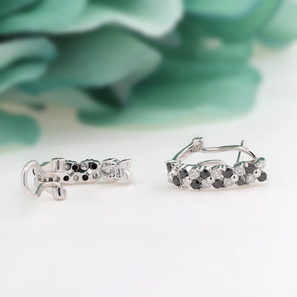 Pendientes de aro J de diamantes blancos y negros de oro blanco de 14 quilates con respaldo Omega de 1,00 TW de 0,50" Foto 4 de 4