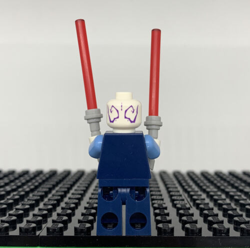 LEGO Asajj Ventress Minifigure - 7676 Star Wars w/Lightsabers New - Picture 2 of 2