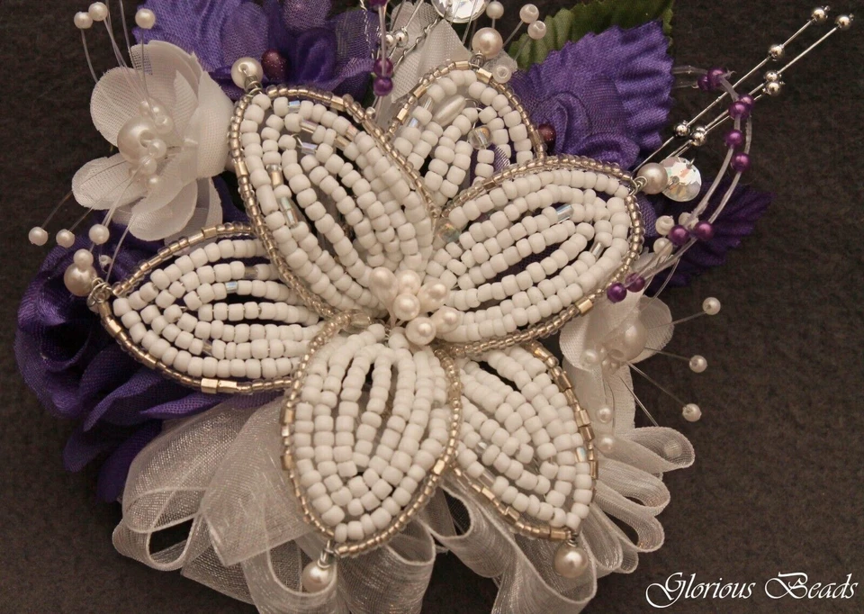 Ramillete púrpura, lirio con cuentas, rosas de seda, pedrería con cuentas. Opción Boutonniere Foto 3 de 4