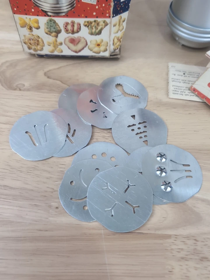 Винтажный алюминиевый пресс для печенья Wear-Ever No 3358 с 12 дисками и оригинальной коробкой - Изображение 2 из 4