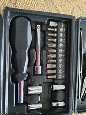 verschiedene Werkzeuge in einer stabilen ,großen Kunststoff -Box für unterwegs
