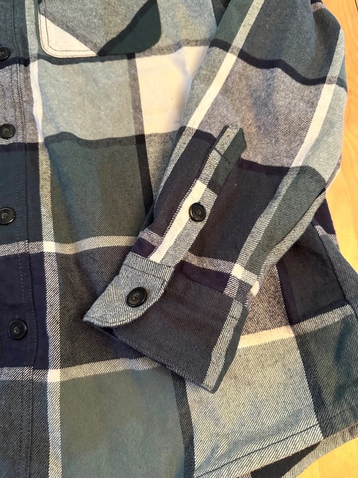 VOLCOM CLASSIC FIT THERMAL LINED PLAID FLANNEL SHACKET MENS SZ M - Image 2 of 4