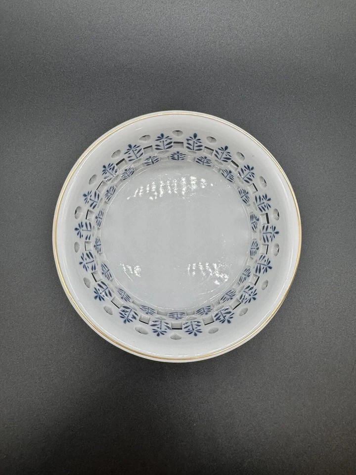 Cuenco de caramelo redondo floral blanco y azul vintage Andrea By Sadek borde dorado con agujeros Foto 2 de 3