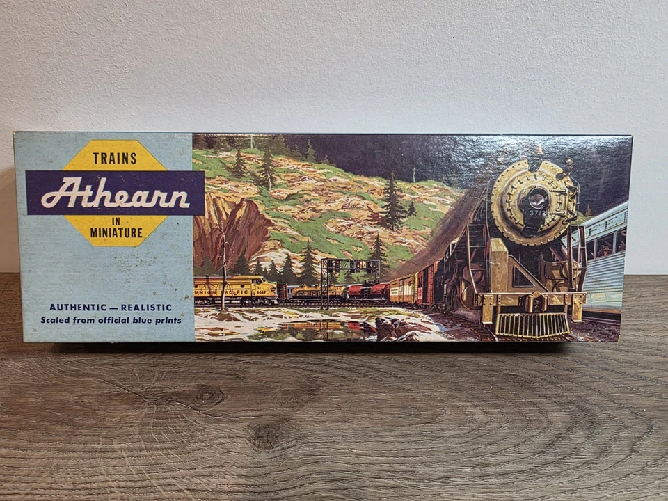Vintage Atheanrn Santa Fe 4015 Model Train Locomotive Diecast Metal Collectible - Image 2 of 4