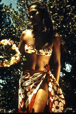 Vintage pretty woman candid glamour pose  35mm Slide  V8m16