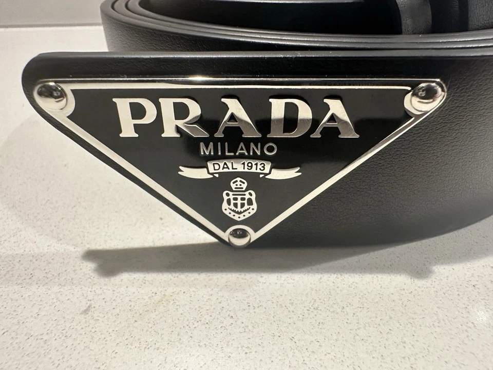 Cinturón de cuero Saffiano con logotipo triangular de PRADA para hombre Foto 4 de 4