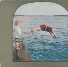 BEAUTIFUL COLOR PHOTO OF FATHER TEACHING DAUGHTER TO DIVE