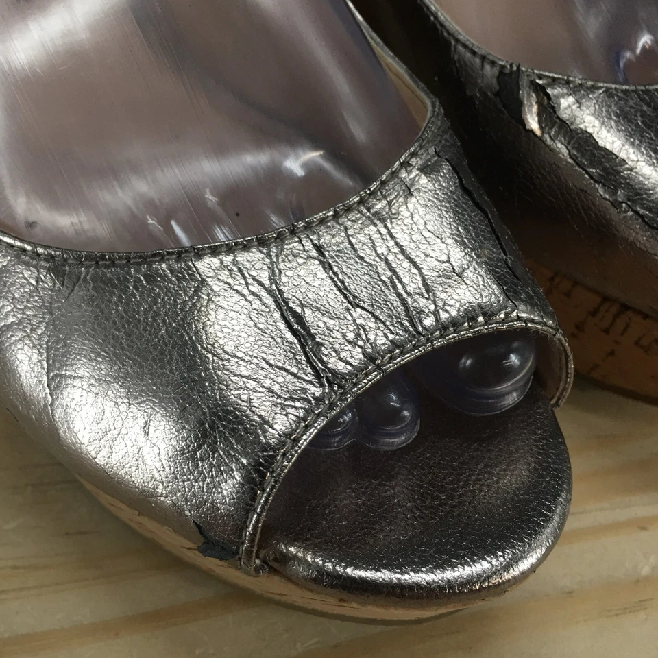 Sandalias Marc Fisher para mujer 8,5 M Génova con cordones plateadas imitación cuero tacón de cuña Foto 4 de 4