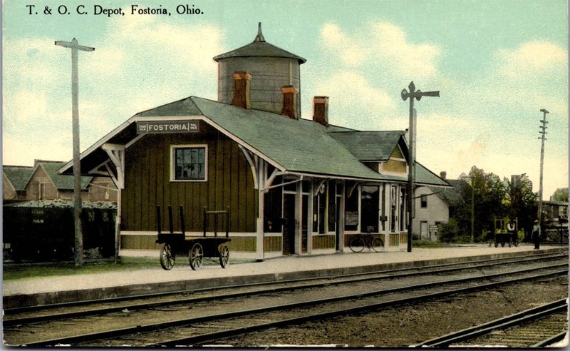 Postcard Toledo & Ohio Central (T & O C) Depot in Fostoria OH Water Tank c1910