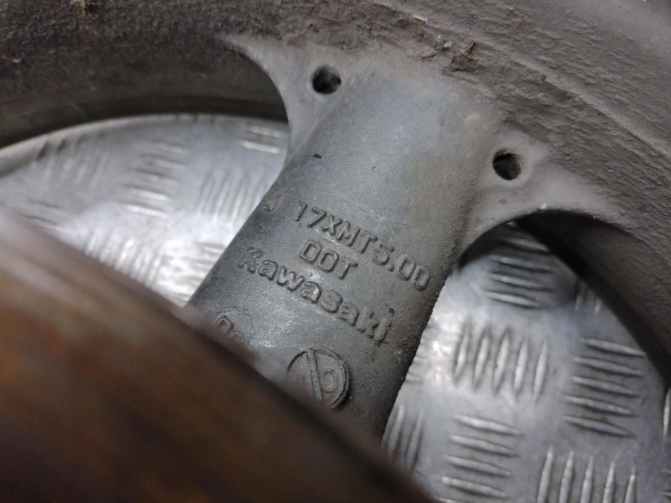 RUEDA TRASERA KAWASAKI ZR 750 750 H1 '01 Foto 4 de 4