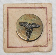 ORIGINAL WWII U.S. ARMY, SCREWBACK MEDICAL COLLAR DISK NEW ON THE ORIGINAL CARD