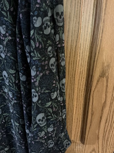 Blusa Torrid 2 Top Manga Larga Mangas Abertura Calaveras Usada en Excelente Condición - Imagen 5 de 18