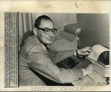 1962 Press Photo Doctor Jerome Streem works with his typewriter in Cleveland thumbnail