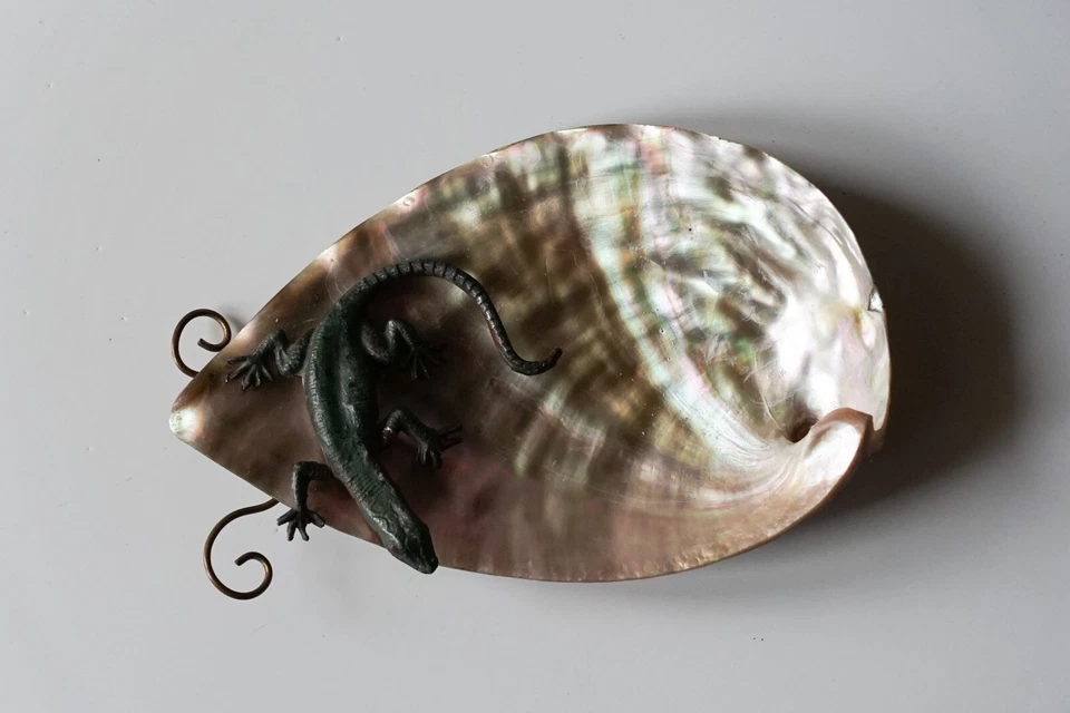 Vide poche ancien coquillage avec statuette lézard en métal plomb de Nuremberg - Photo 3/4