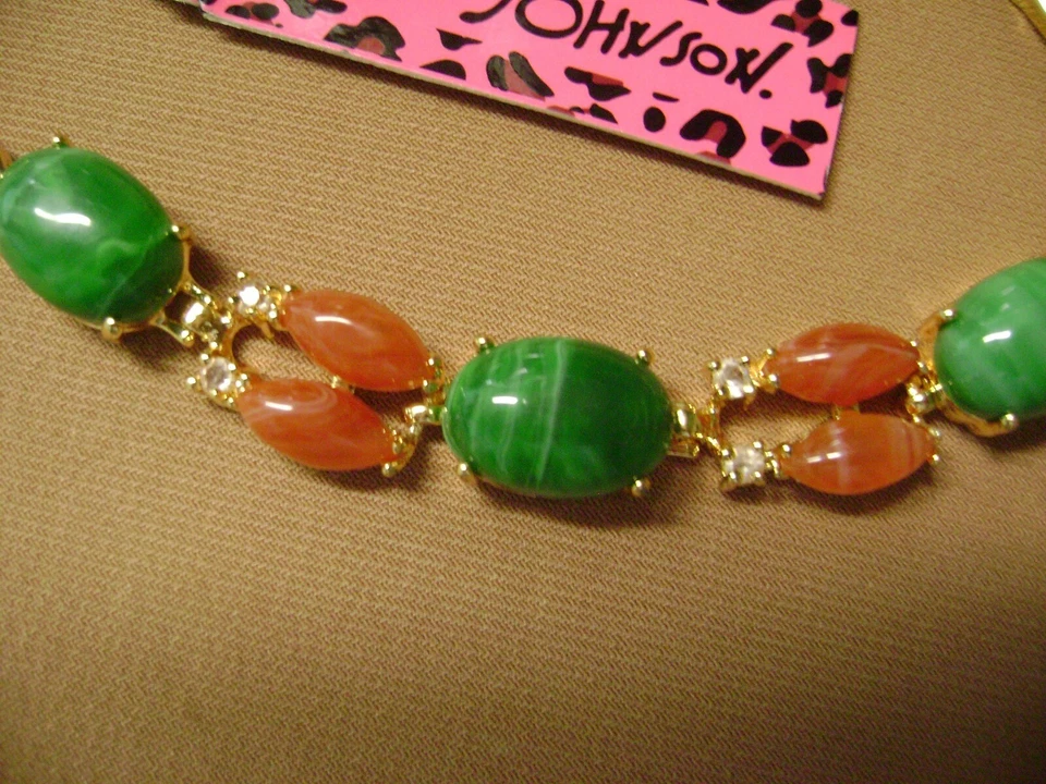NUEVO CON ETIQUETAS - PULSERA BETSEY JOHNSON IMITACIÓN PIEDRA VERDE/NARANJA CRISTAL. VENDEDOR DE ESTADOS UNIDOS Foto 2 de 4