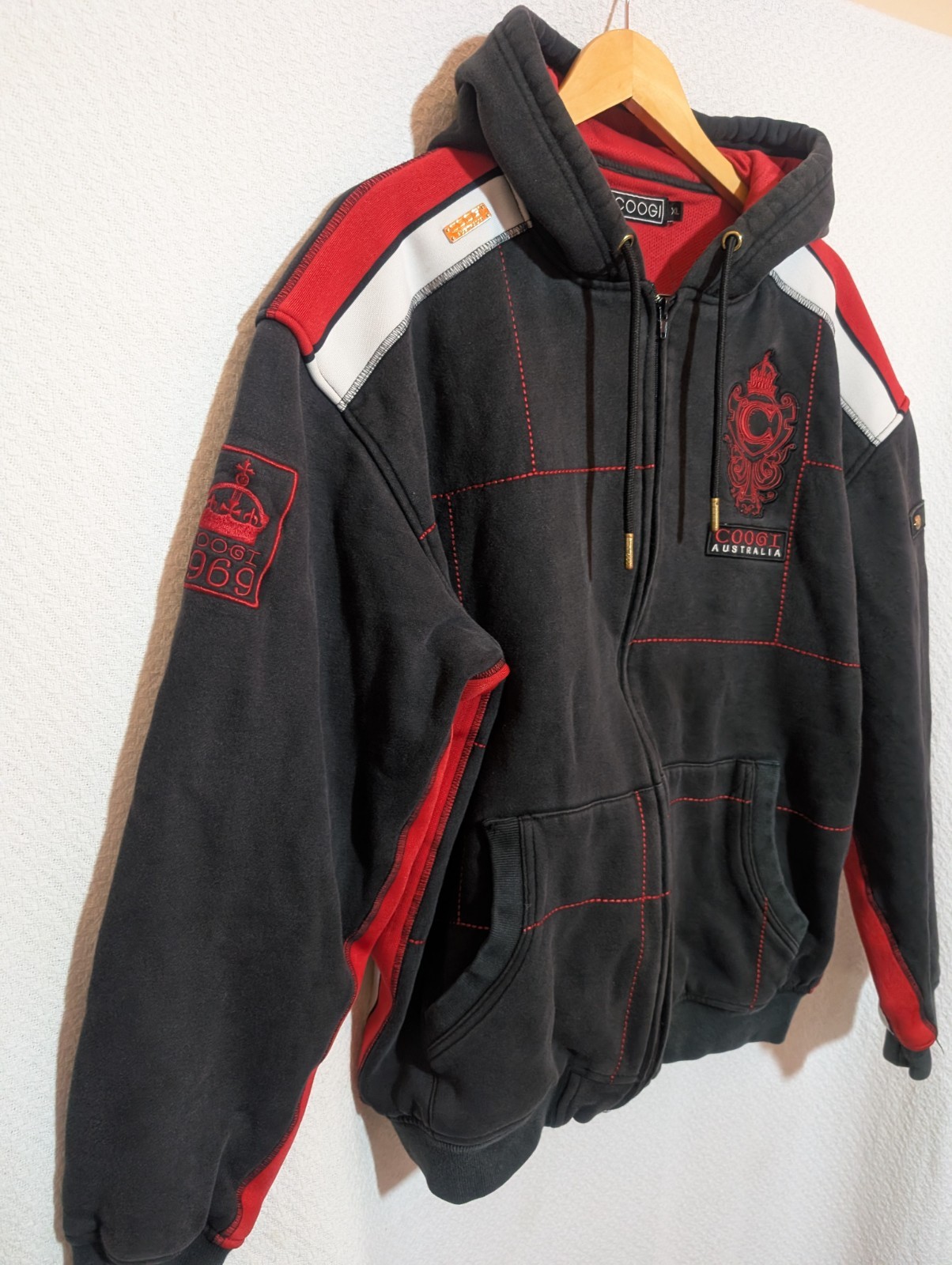intage COOGI 1969 Hoodie Mens XL Crest Black Red Faded Distressed Streetwear Y2K image 2
