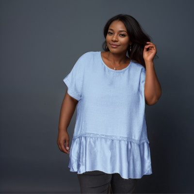 Locker sitzende Bluse Pailletten + Satinsaum locker sitzende Bluse mit Pailletten + Satin