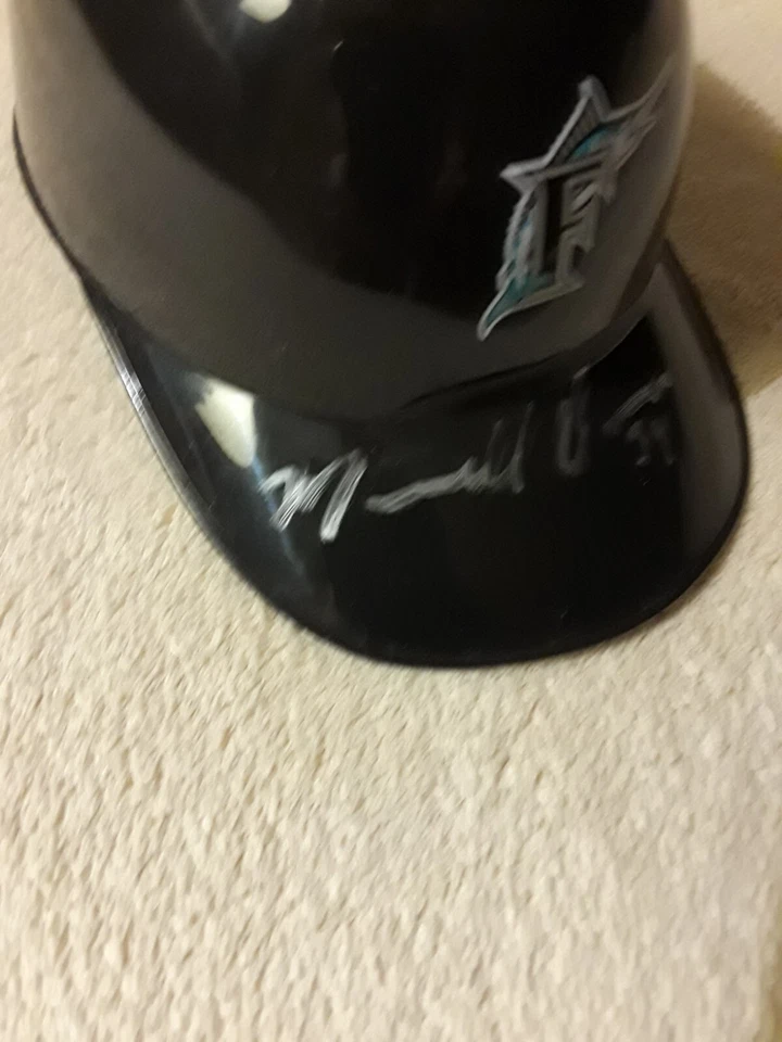 Casco pequeño de béisbol firmado por Marcell Ozuna MLB de los Marlins de Florida Foto 4 de 4